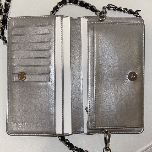 Vintage Chanel camellia lambskin wallet with chain - Picture 3 of 16